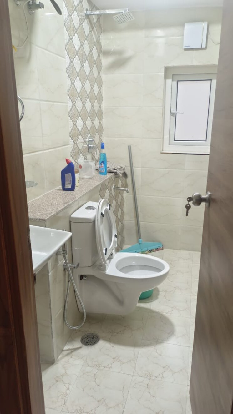 Bathroom, dlf-one-midtown 2 Bedroom 1732 Sq.Ft. Apartment In Moti Nagar Delhi 8985742