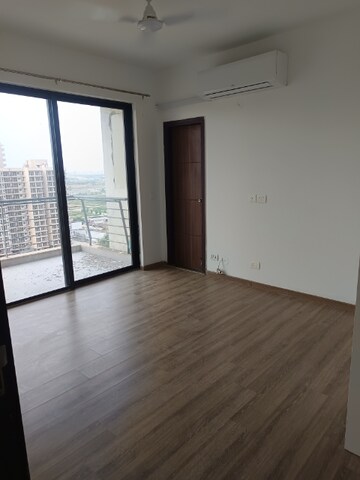 Room in 3.5 BHK Apartment at Godrej Icon, Sector 88a – for Rent