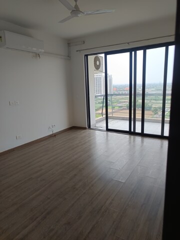 Room in 3.5 BHK Apartment at Godrej Icon, Sector 88a – for Rent