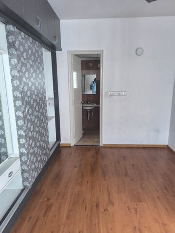 Room in 2.5 BHK Apartment at Kolte Patil Raaga, Hennur Road – for Rent