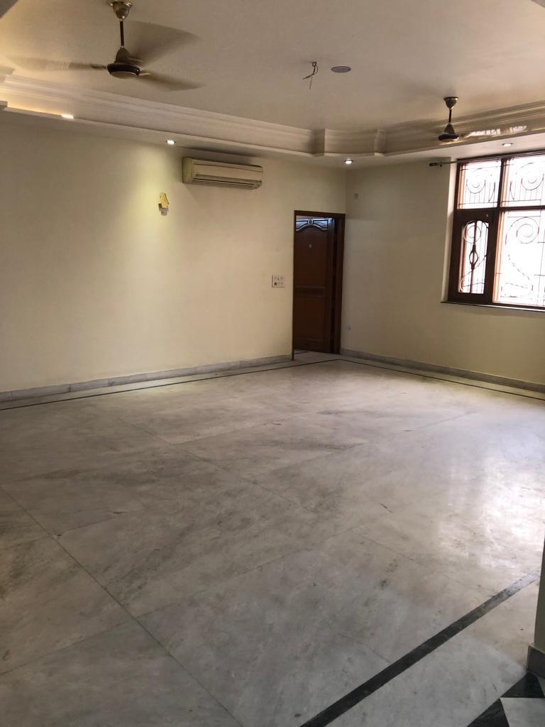 4 BHK + Servant Room 4000 Sq.Ft. Builder Floor in RWA Apartments Sector 61