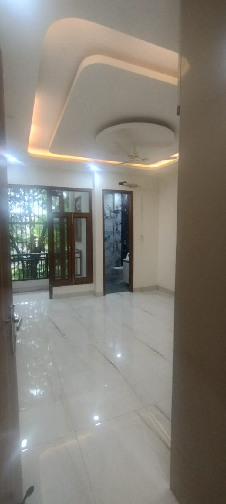 Room, sector 19 2 Bedroom 162 Sq.Mt. Independent House In Sector 19 Noida 8985977