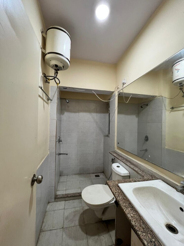 Bathroom, dlf-one-midtown 3 Bedroom 2300 Sq.Ft. Apartment In Moti Nagar Delhi 8985946