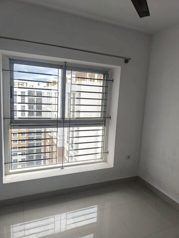 Room in 2 BHK Apartment at RR Signature, Thanisandra Main Road – for Rent