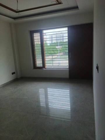 Room in 4 BHK Builder Floor at Sector 85 – for Sale