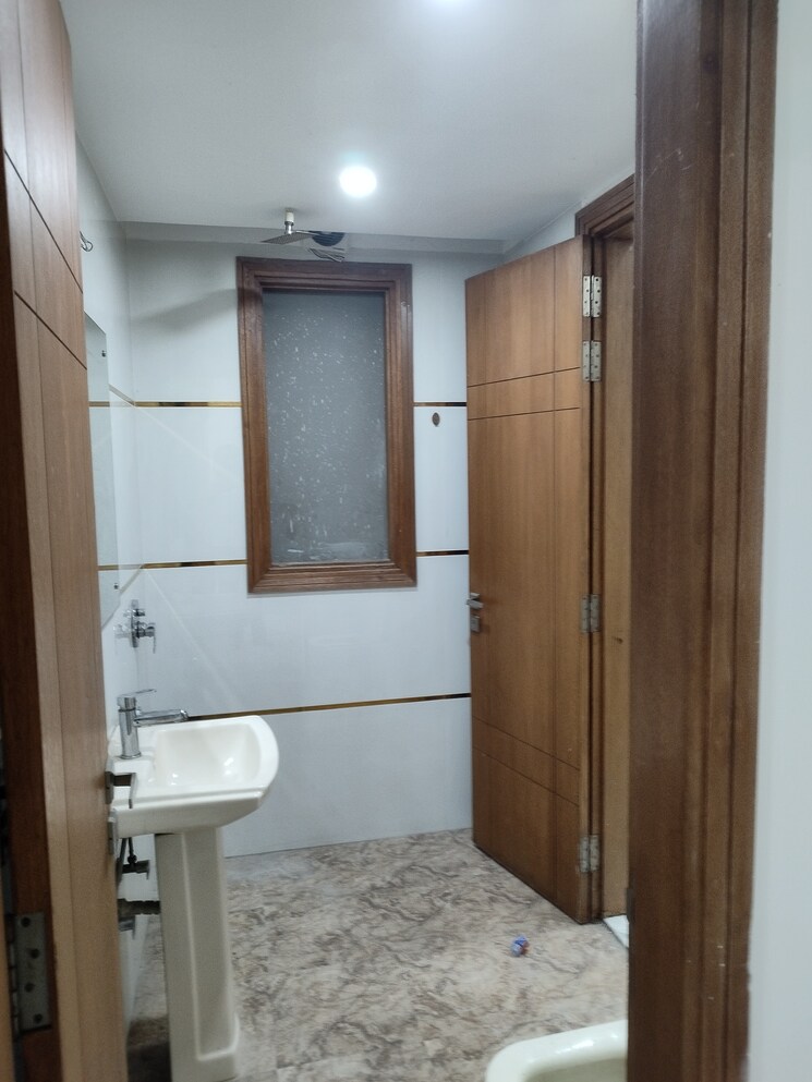 Bathroom, freedom fighters enclave 4 Bedroom 1800 Sq.Ft. Builder Floor In Freedom Fighters Enclave Delhi 8986431