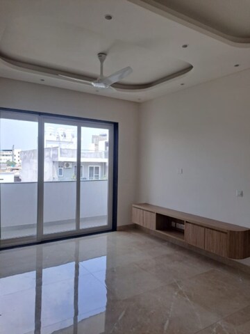 Room in 3 BHK Builder Floor at SS Mayfield Gardens, Sector 51 – for Rent