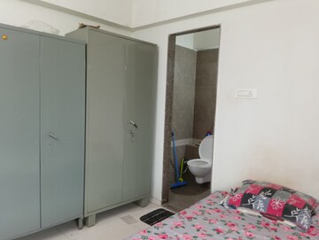 Room in 1 BHK Apartment at Yash Laxman Niwas, Malad West – for Rent