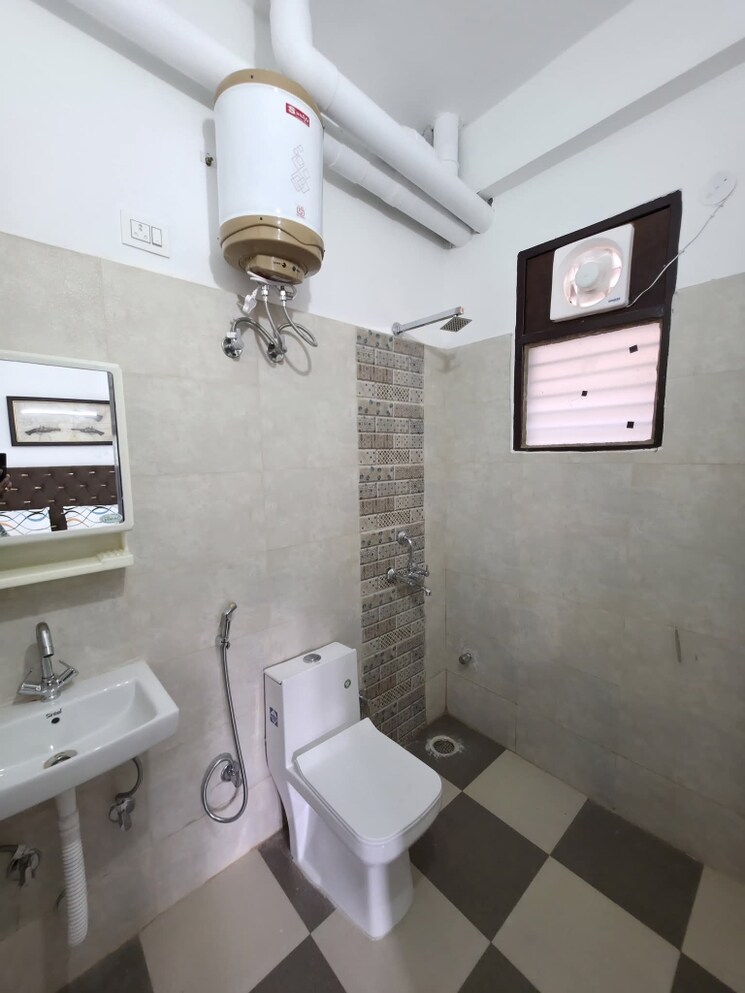 Bathroom, freedom fighters enclave 2 Bedroom 850 Sq.Ft. Apartment In Freedom Fighters Enclave Delhi 8986569