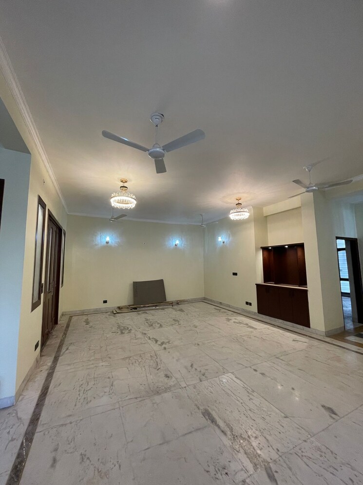 Room, rwa-apartments-sector-50 3 Bedroom 450 Sq.Mt. Builder Floor In Sector 50 Noida 8986576