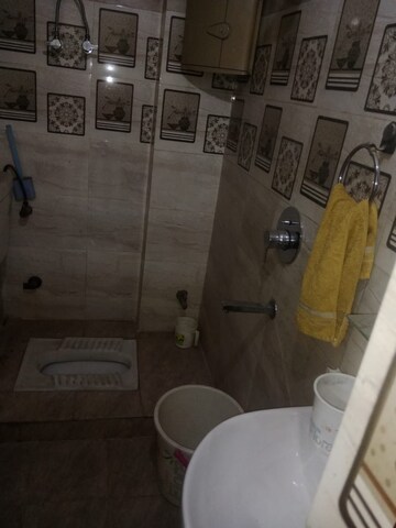 Bathroom in 2 BHK Builder Floor at Vaishali Sector 4 – for Rent