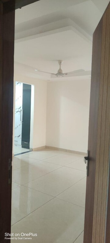 Room in 4 BHK Builder Floor at Vasant Kunj – for Rent