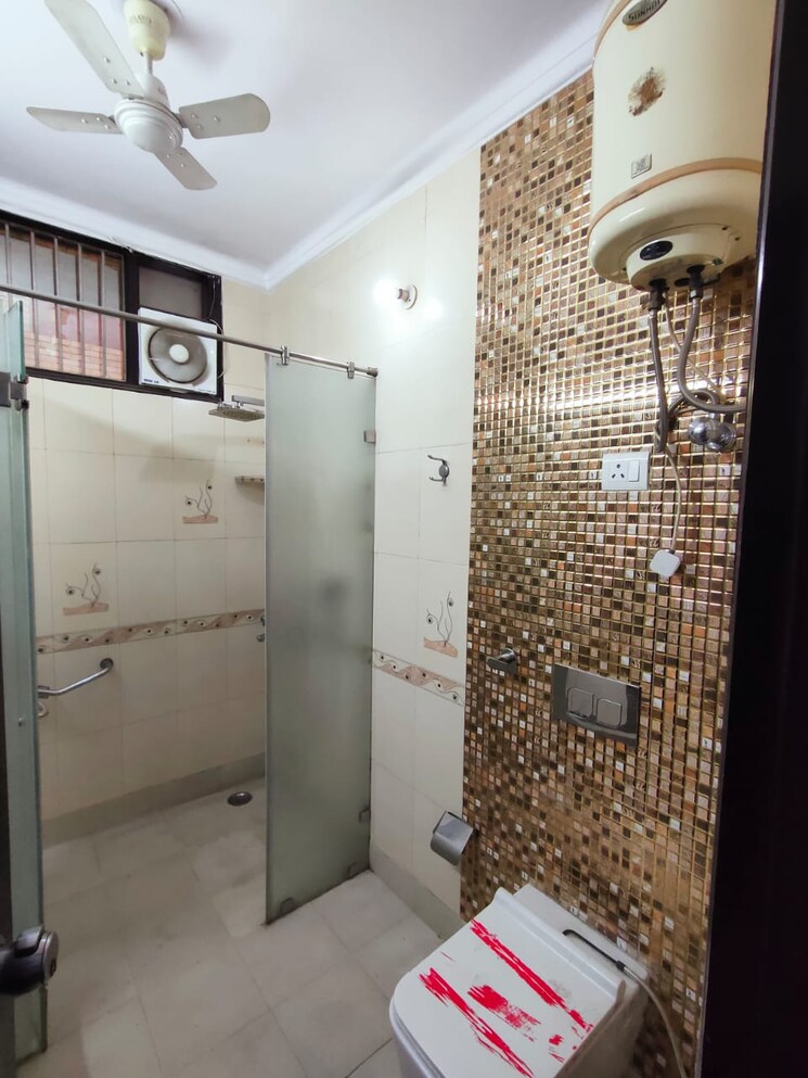 Bathroom, prashant vihar 3 Bedroom 1500 Sq.Ft. Builder Floor In Prashant Vihar Delhi 8986724
