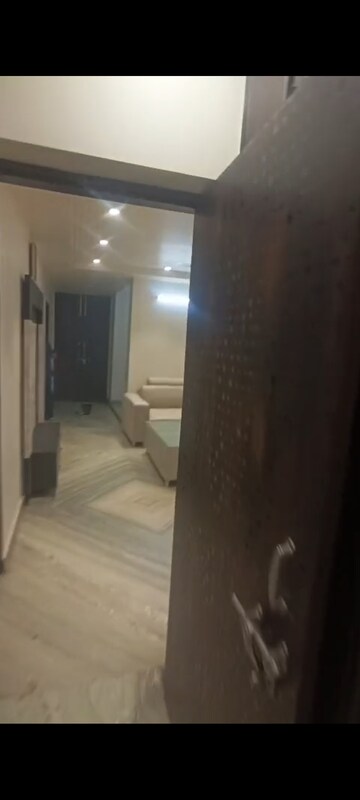Room in 3 BHK Builder Floor at Pitampura – for Rent