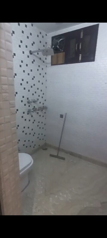 Master Bedroom in 3 BHK Builder Floor at Pitampura – for Rent