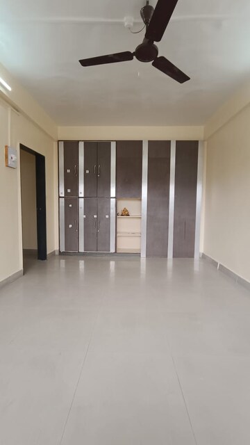 Room in 2 BHK Apartment at Deshmukh Sadashiv Peth CHS, Sadashiv Peth – for Rent