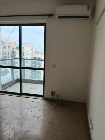Room in 3.5 BHK Apartment at Unitech Uniworld Gardens, Sector 47 – for Rent