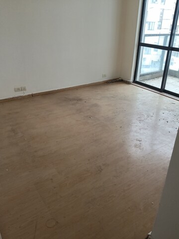 Room in 3.5 BHK Apartment at Unitech Uniworld Gardens, Sector 47 – for Rent