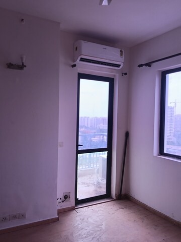 Room in 3.5 BHK Apartment at Unitech Uniworld Gardens, Sector 47 – for Rent