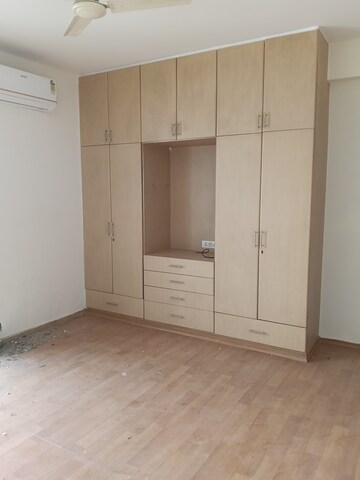 Room in 3.5 BHK Apartment at Unitech Uniworld Gardens, Sector 47 – for Rent