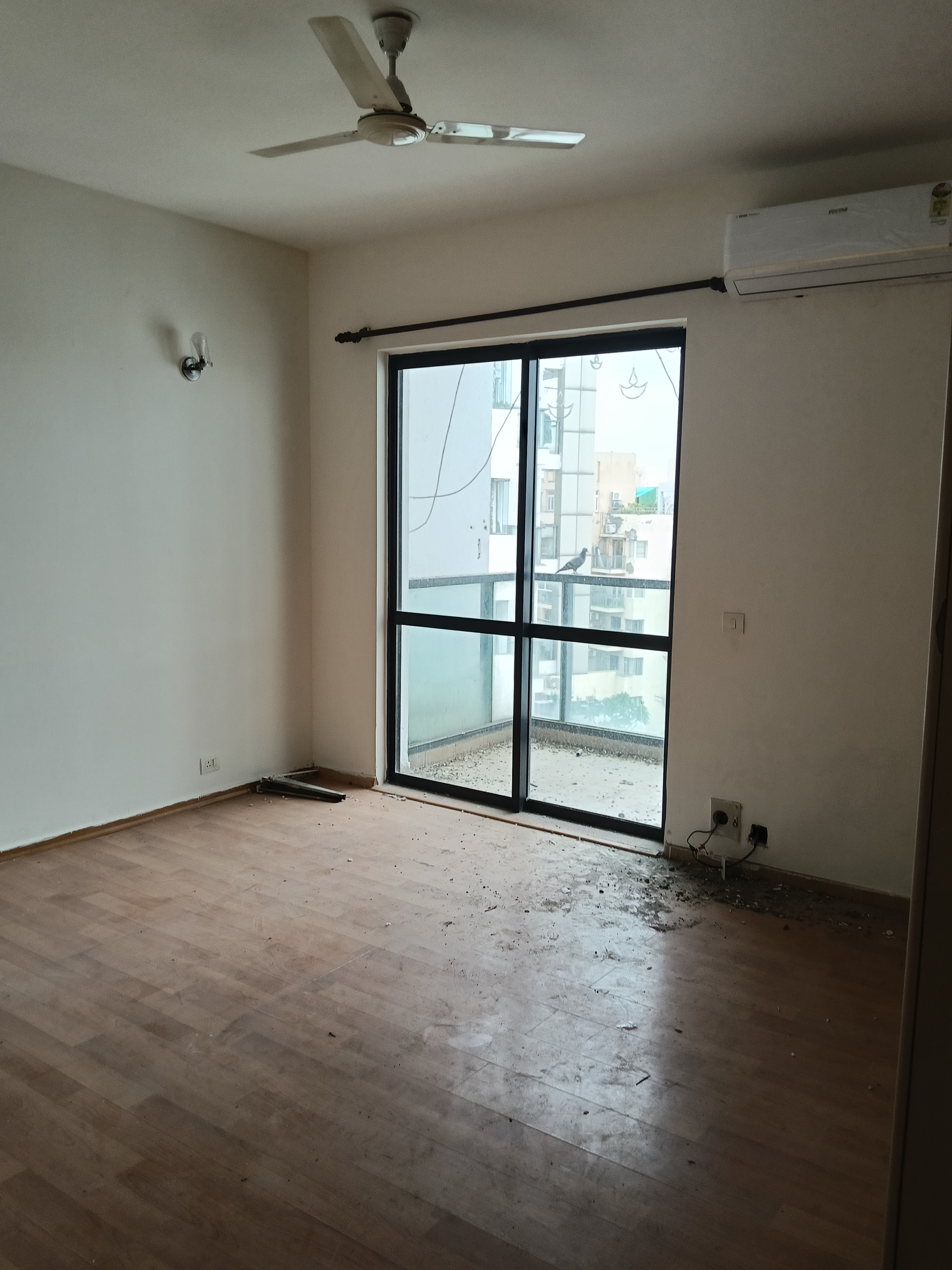 3.5 BHK + Servant Room Apartment For Rent in Unitech Uniworld Gardens