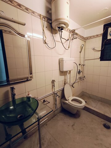 Team Area in 3 BHK Builder Floor at Safdarjung Enclave – for Rent