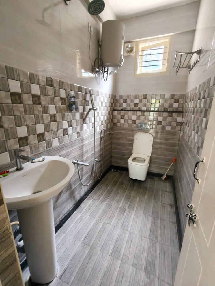 Bathroom, indiranagar 3 Bedroom 2000 Sq.Ft. Builder Floor In Indiranagar Bangalore 8987058