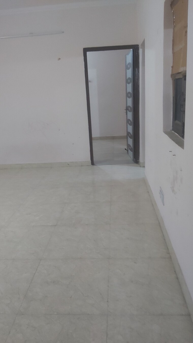 Room, mayur vihar 3.5 Bedroom 1450 Sq.Ft. Apartment In Mayur Vihar Delhi 8987127