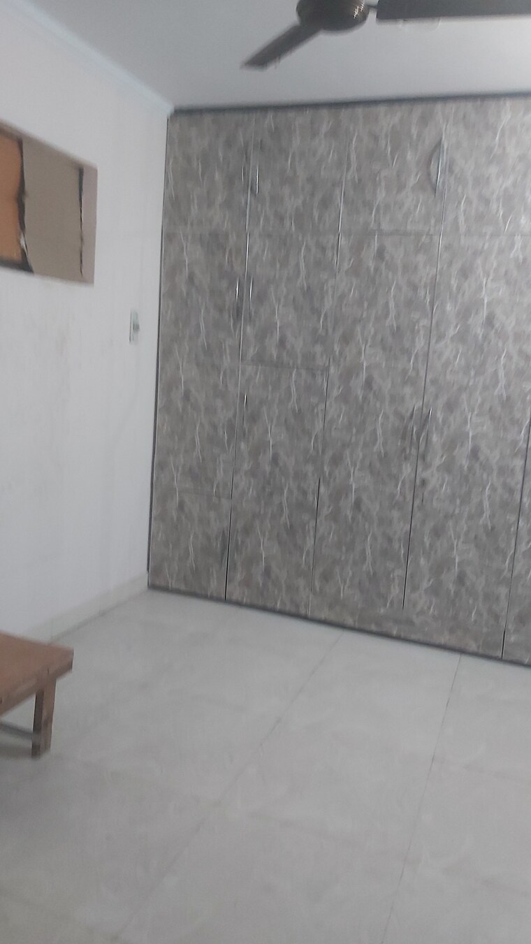 Room, mayur vihar 3.5 Bedroom 1450 Sq.Ft. Apartment In Mayur Vihar Delhi 8987127