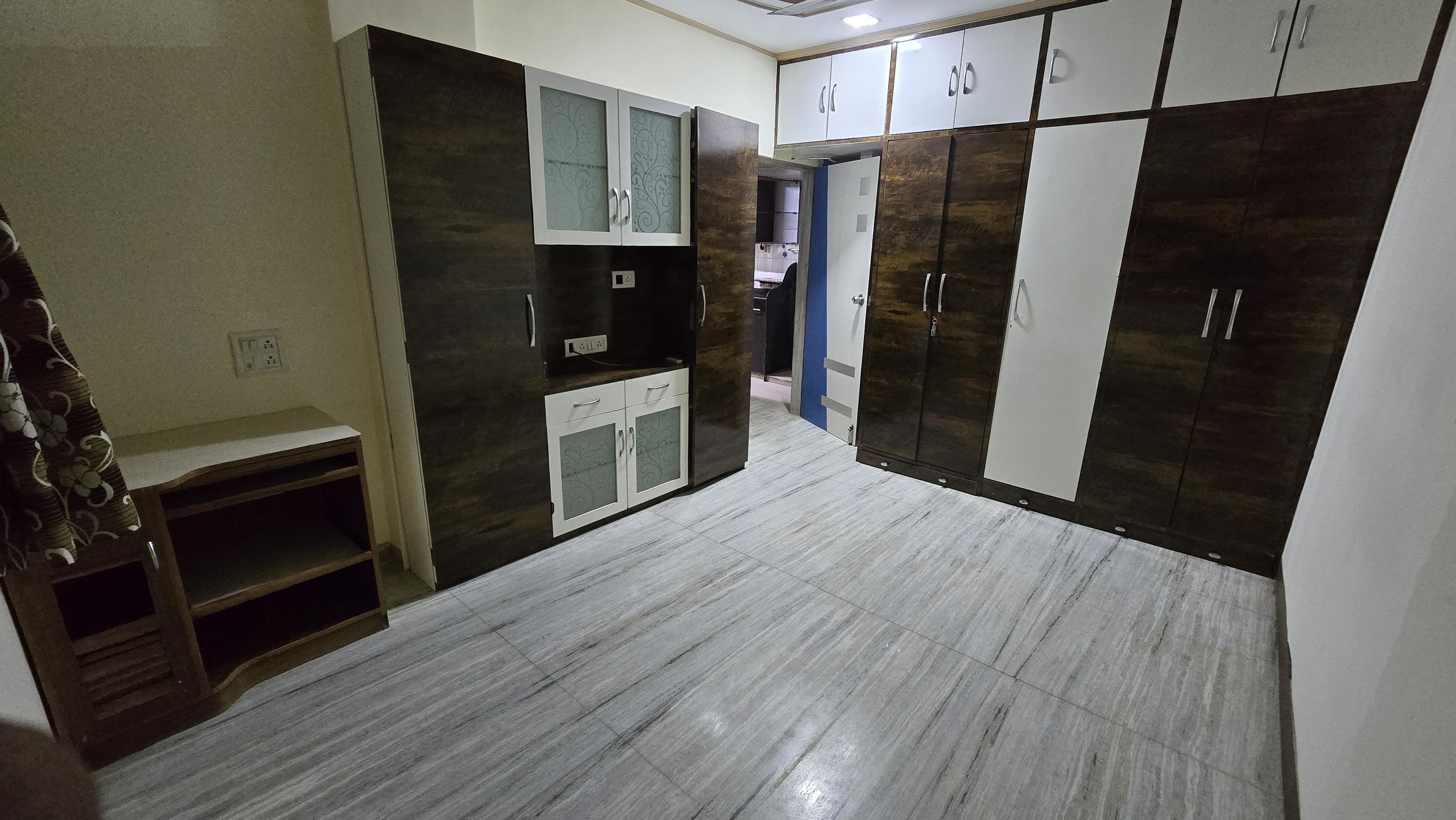 1.5 BHK Apartment For Rent in High Rise Building