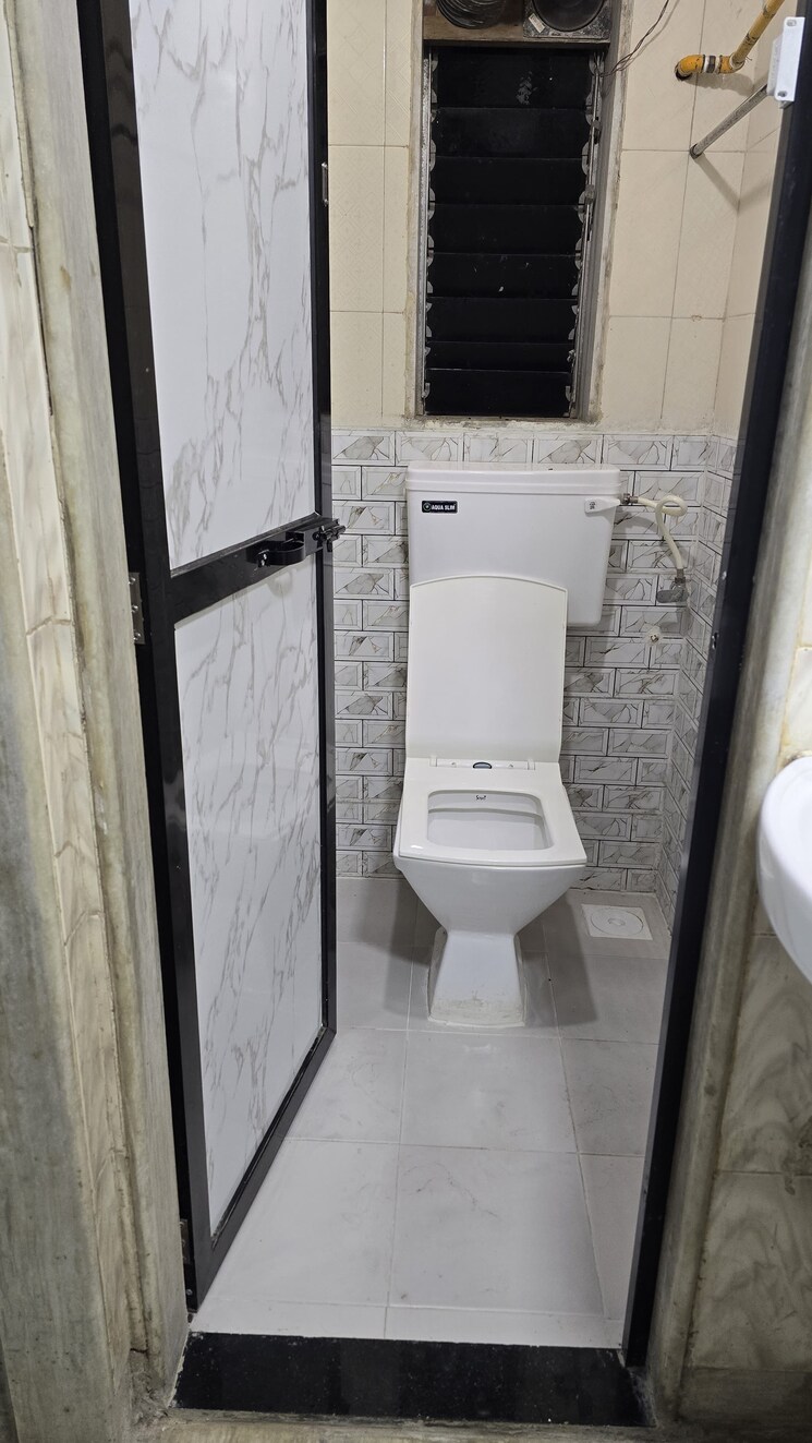 Bathroom, high-rise-building 1.5 Bedroom 495 Sq.Ft. Apartment In Goregaon West Mumbai 8987145