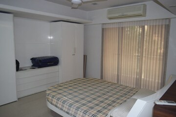 Bedroom in 4 BHK Apartment at Urvashi Terraces, Khar West – for Sale