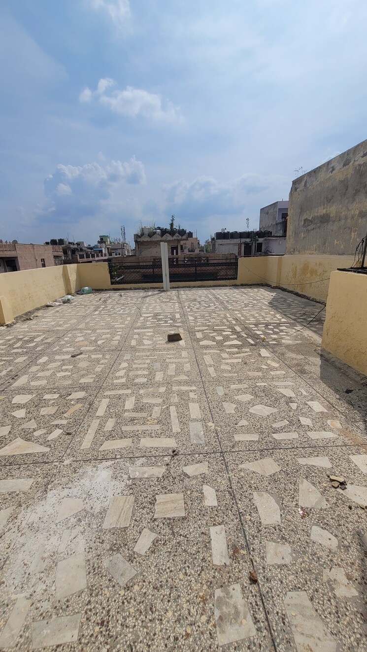 Terrace, gtb enclave 3 Bedroom 900 Sq.Ft. Apartment In Gtb Enclave Delhi 8987209