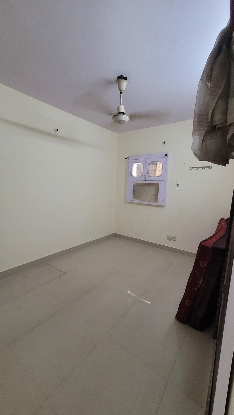 Room, gtb enclave 3 Bedroom 900 Sq.Ft. Apartment In Gtb Enclave Delhi 8987214