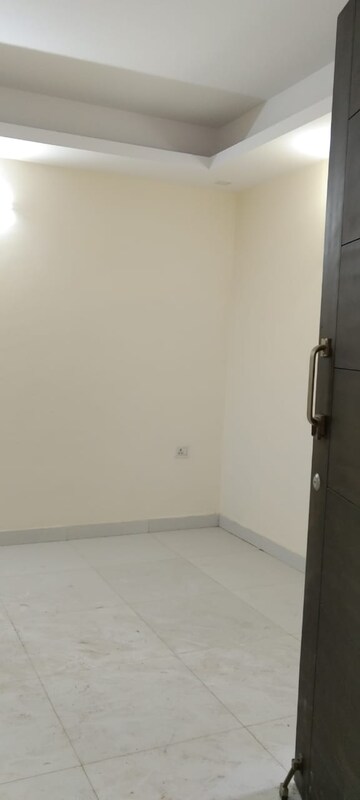 Room in 3 BHK Builder Floor at Kishangarh – for Rent