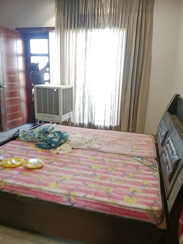 Bedroom in 3 BHK Builder Floor at Sector 13 – for Rent