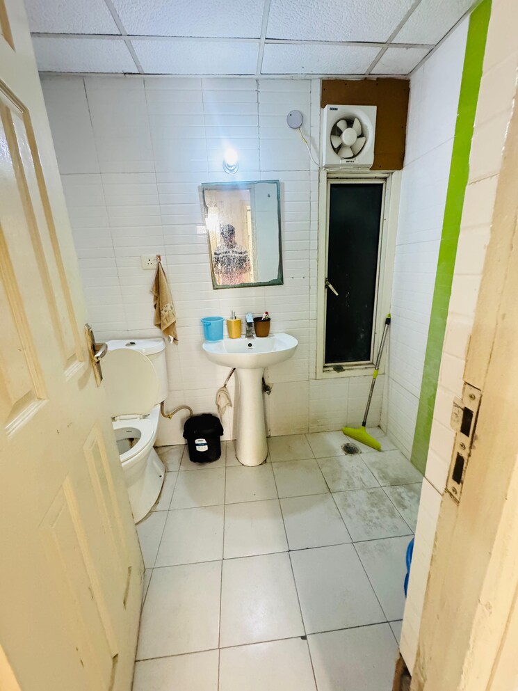 Bathroom, aims-golf-city 3.5 Bedroom 1550 Sq.Ft. Apartment In Sector 75 Noida 8987357