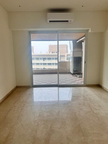 Room in 3 BHK Apartment at Lokhandwala Minerva Mahalaxmi, Mahalaxmi – for Rent