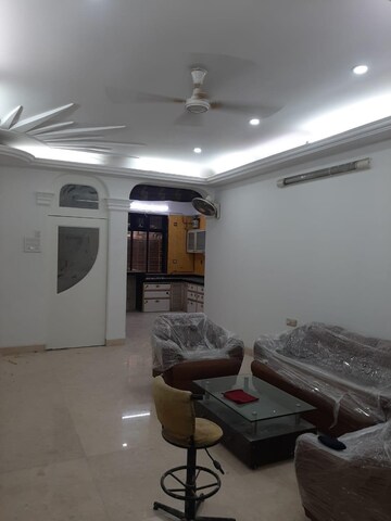 Team Area in 2 BHK Apartment at Munna Villa, Mahim – for Rent