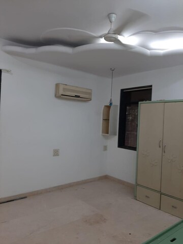 Room in 2 BHK Apartment at Munna Villa, Mahim – for Rent
