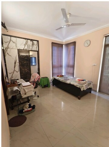 Living Room in 3 BHK Apartment at Gomti Nagar – for Rent