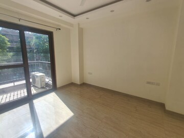 Room in 4 BHK Builder Floor at Super Mart 1, Sector 27 – for Rent