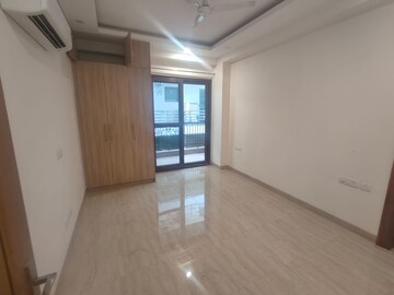 Room in 4 BHK Builder Floor at Super Mart 1, Sector 27 – for Rent