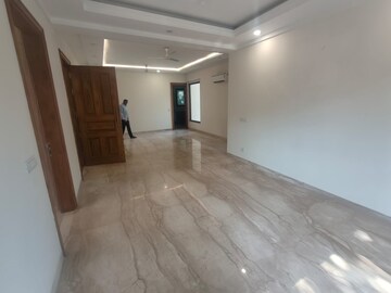 Room in 4 BHK Builder Floor at Super Mart 1, Sector 27 – for Rent