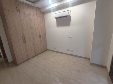 Room in 4 BHK Builder Floor at Super Mart 1, Sector 27 – for Rent