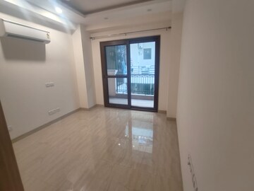 Room in 4 BHK Builder Floor at Super Mart 1, Sector 27 – for Rent