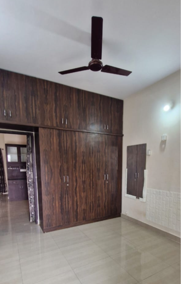 Room in 2 BHK Builder Floor at Kondapur – for Rent