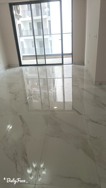 Room in 4 BHK Apartment at Unitech Uniworld Gardens, Sector 47 – for Rent