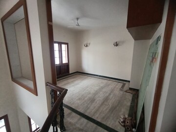 Room in 4 BHK Apartment at Hulkul Residency Apartments, Lavelle Road – for Rent