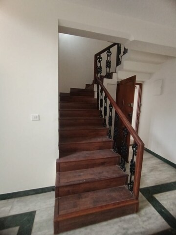Staircase in 4 BHK Apartment at Hulkul Residency Apartments, Lavelle Road – for Rent